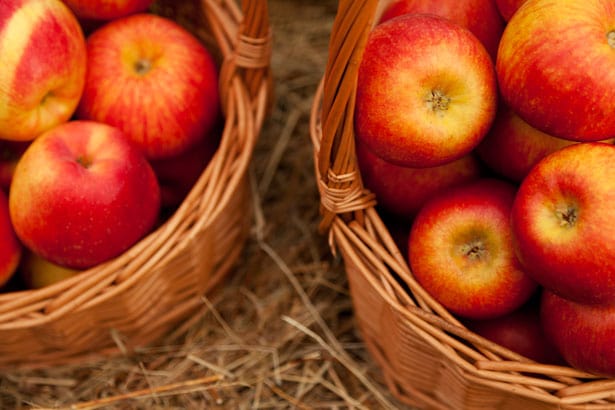 brown-baskets-of-apples-image