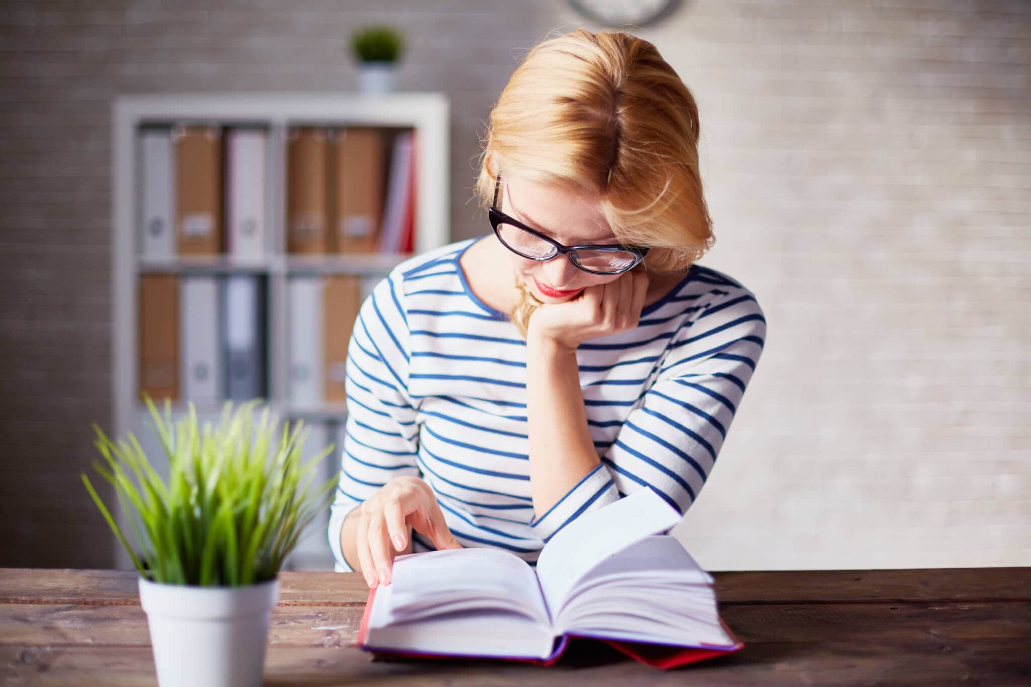 Reading table. Чтение книг. Книга человек. Чтение г к. Хобби чтение книг.