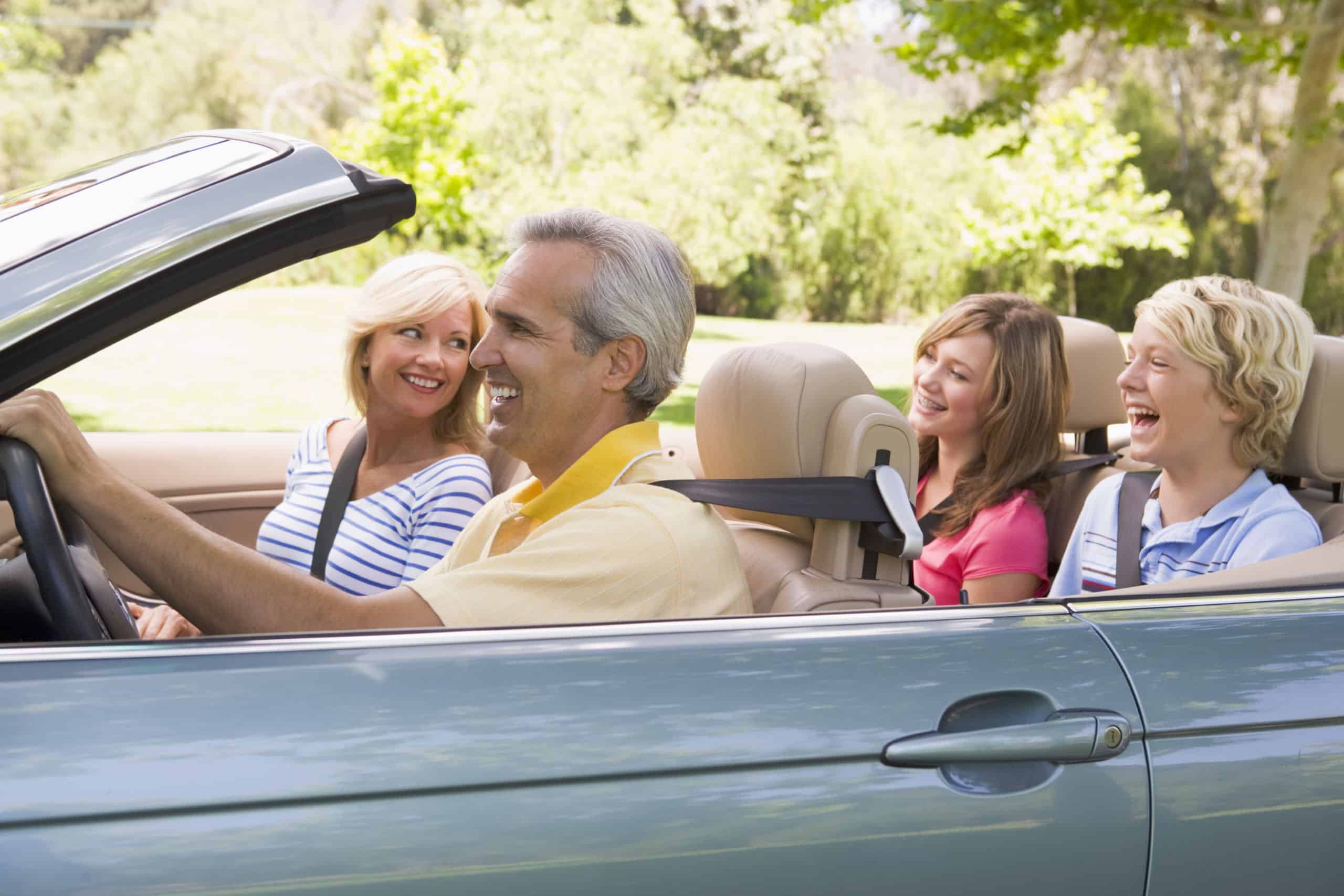 Car drive family. Семья в машине. Семья едет в машине. Семья едет в иномарке. Счастливая семья в машине вид сбоку.